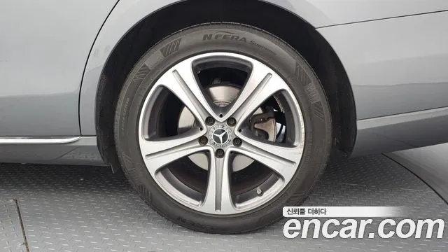 Mercedes-Benz E-Class 2017 thumb 9