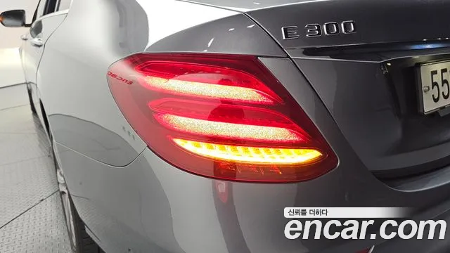 Mercedes-Benz E-Class 2017 thumb 12