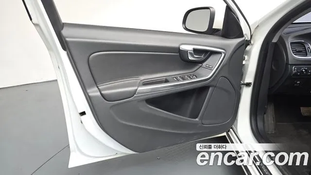 Volvo S60 2014 thumb 11
