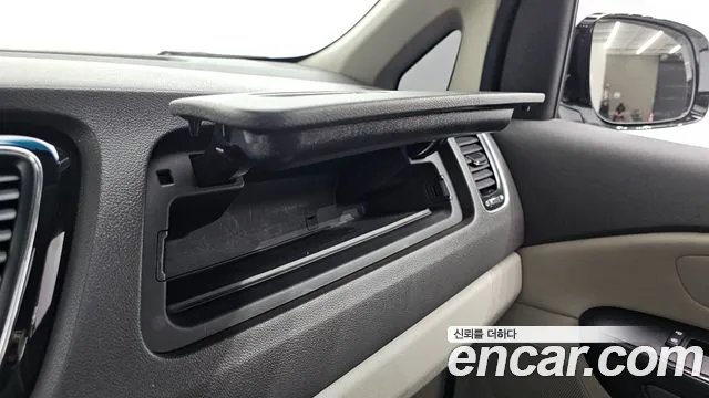 Kia Carnival 2017 thumb 4