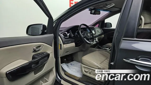 Kia Carnival 2016 thumb 11