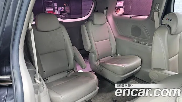 Kia Carnival 2016 thumb 3