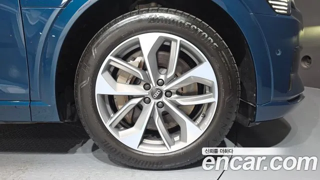 Audi e-tron 2020 thumb 5