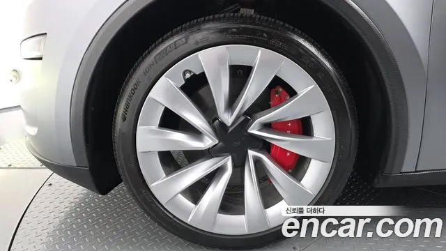Tesla Model Y 2025 thumb 8