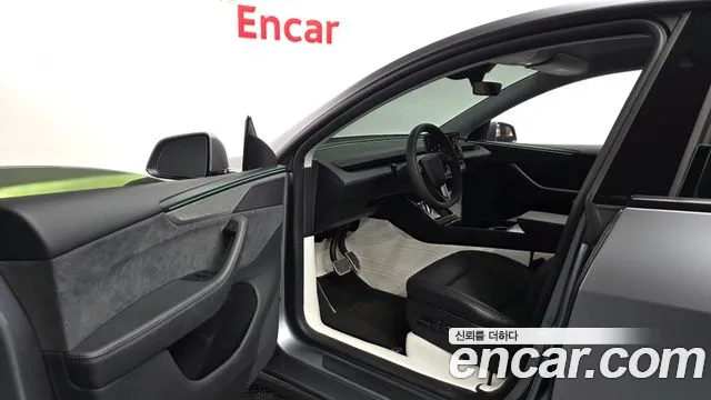 Tesla Model Y 2025 thumb 9