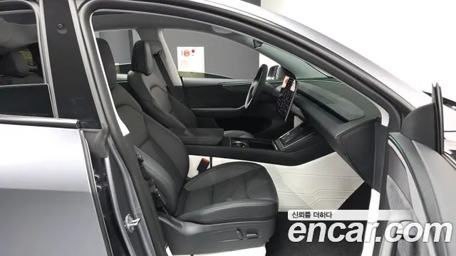 Tesla Model Y 2025 thumb 4