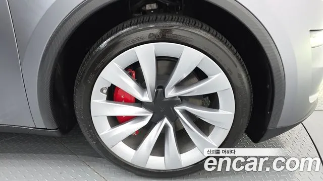 Tesla Model Y 2025 thumb 5