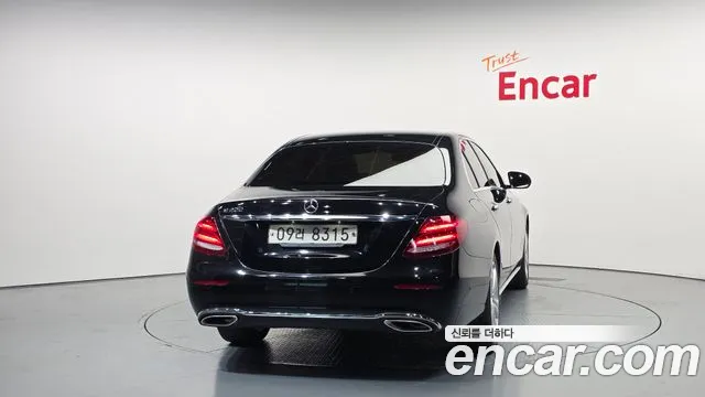 Mercedes-Benz E-Class 2017 thumb 12