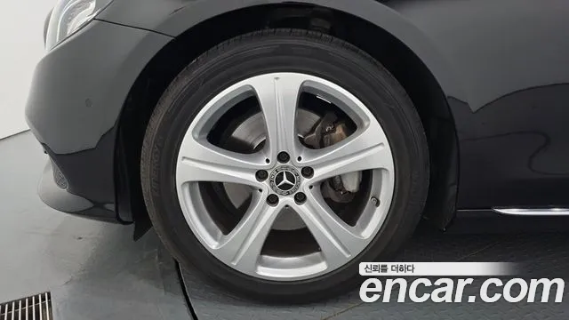 Mercedes-Benz E-Class 2017 thumb 11