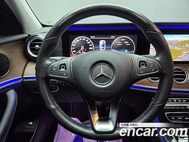 Mercedes-Benz E-Class 2016 thumb 11