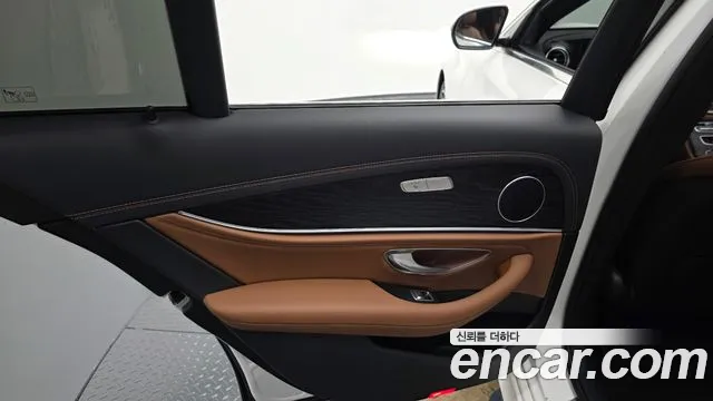 Mercedes-Benz E-Class 2021 thumb 9
