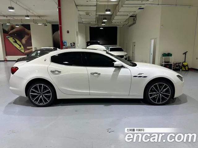 Maserati Ghibli 2023 thumb 11