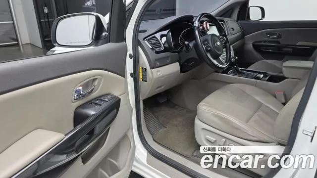 Kia Carnival 2015 thumb 8