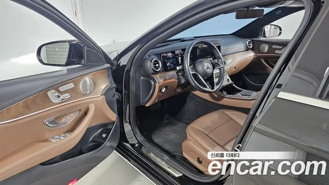 Mercedes-Benz E-Class 2023 thumb 9