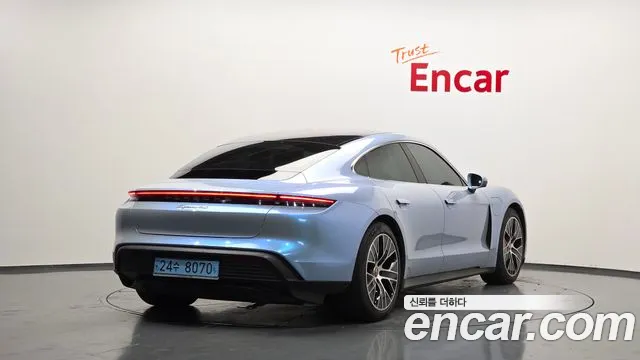 Porsche Taycan 2021 thumb 10
