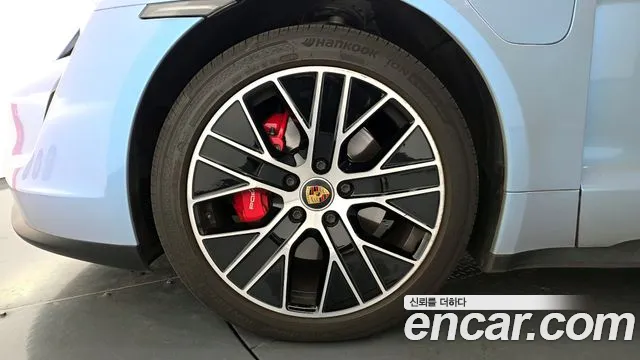 Porsche Taycan 2021 thumb 12