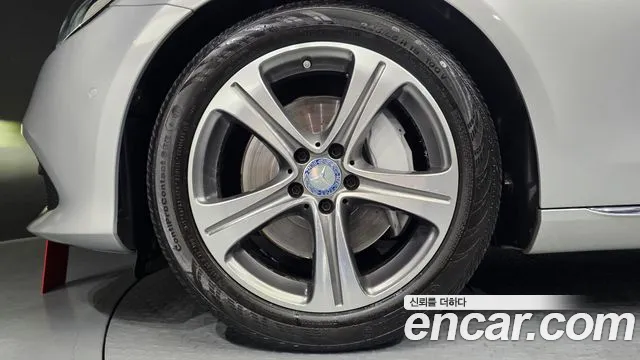 Mercedes-Benz E-Class 2016 thumb 11