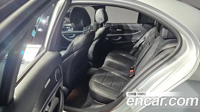 Mercedes-Benz E-Class 2016 thumb 10
