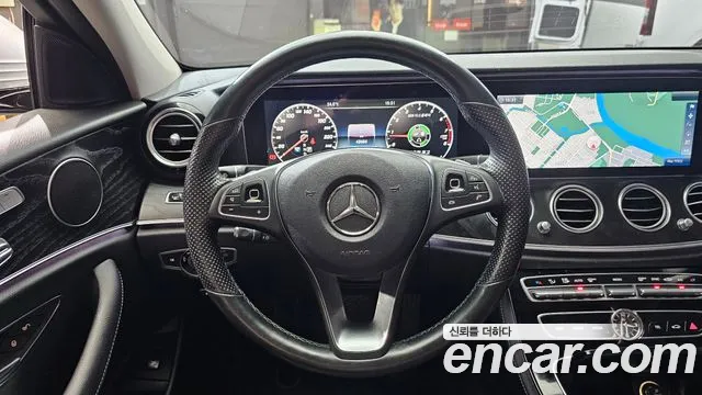 Mercedes-Benz E-Class 2016 thumb 12