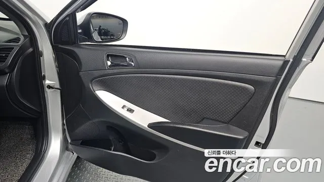 Hyundai Accent 2012 thumb 10