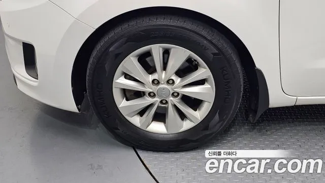 Kia Carnival 2015 thumb 10