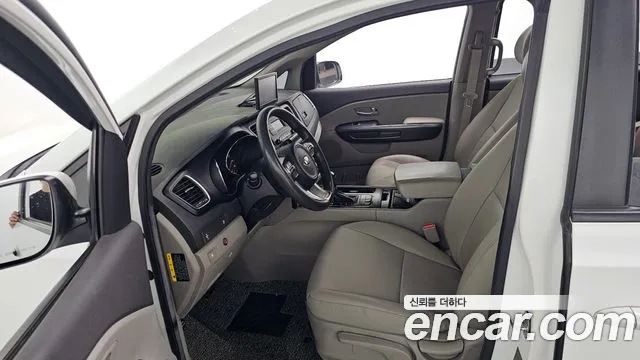 Kia Carnival 2015 thumb 8