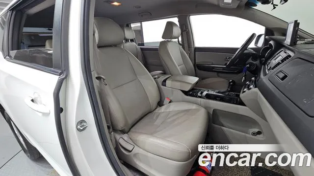 Kia Carnival 2015 thumb 2