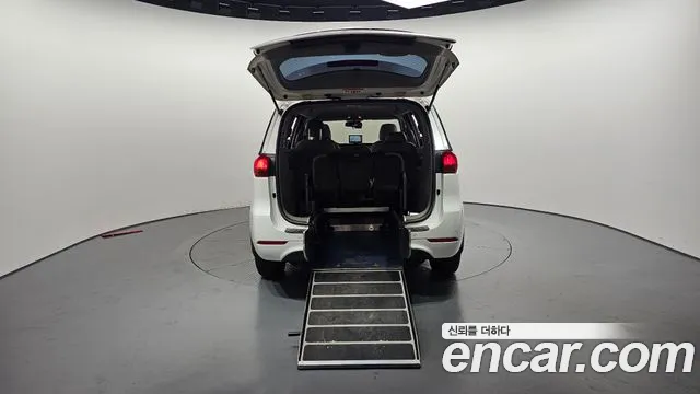 Kia Carnival 2015 thumb 11