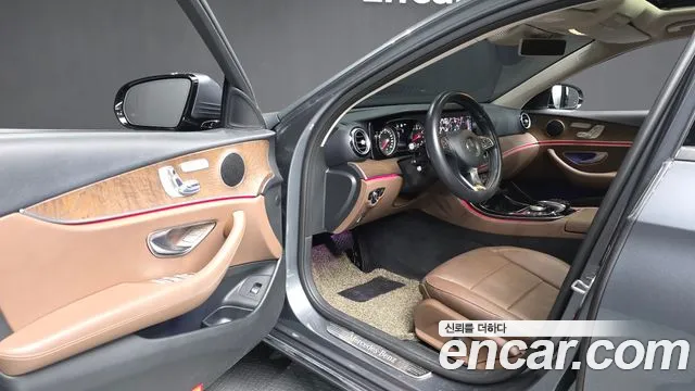Mercedes-Benz E-Class 2017 thumb 7