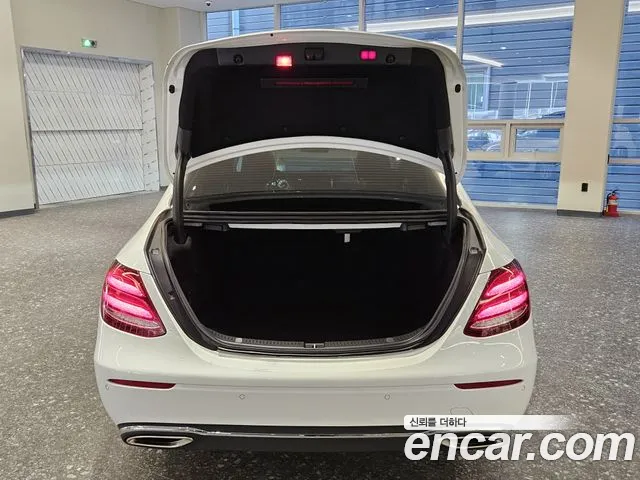 Mercedes-Benz E-Class 2018 thumb 11