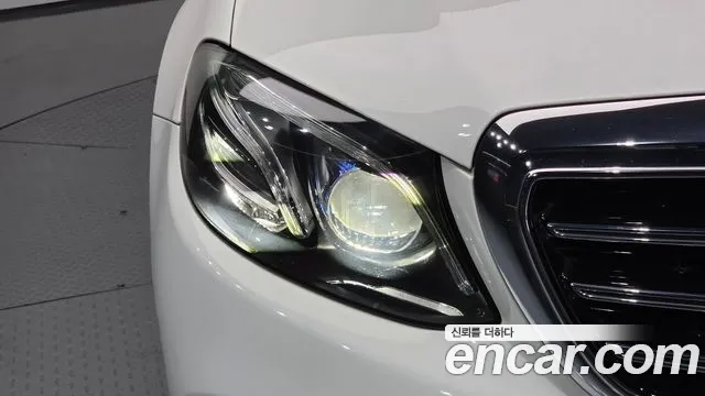 Mercedes-Benz E-Class 2018 thumb 9