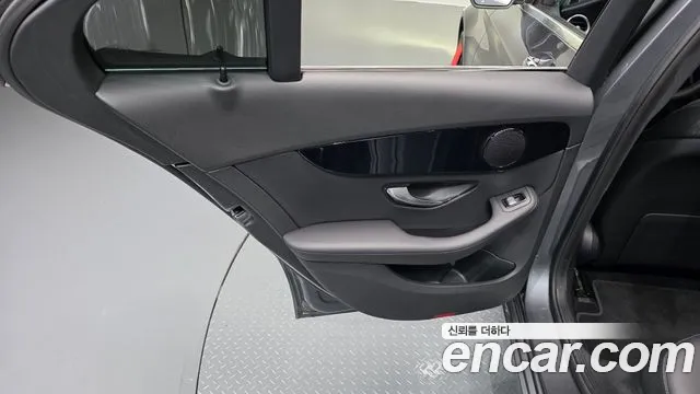 Mercedes-Benz C-Class 2019 thumb 11
