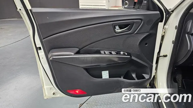 KGM Tivoli Air 2017 thumb 8