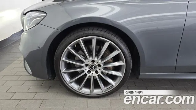 Mercedes-Benz E-Class 2017 thumb 12