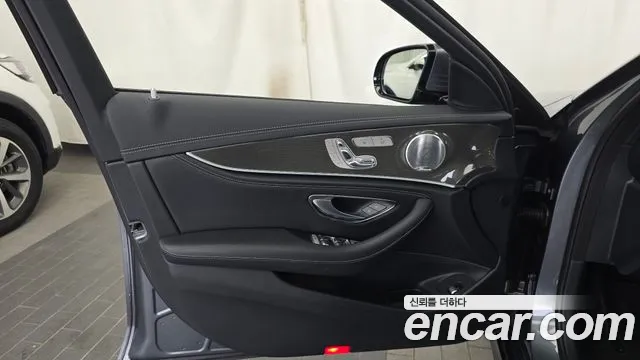 Mercedes-Benz E-Class 2017 thumb 5