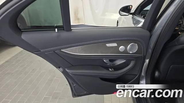 Mercedes-Benz E-Class 2017 thumb 3