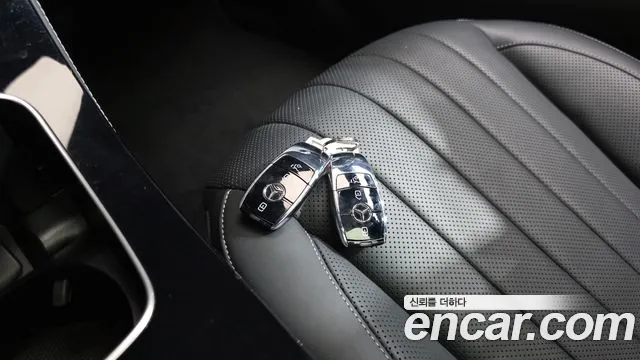 Mercedes-Benz E-Class 2023 thumb 9
