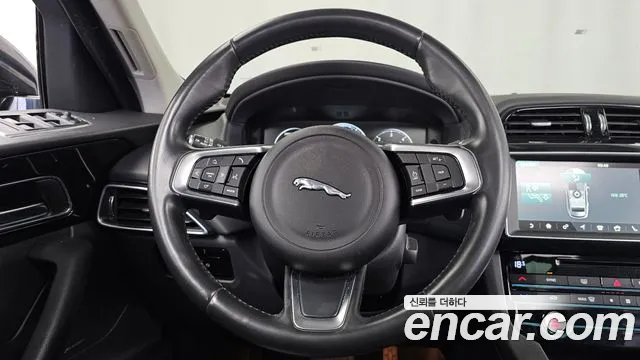 Jaguar F-Pace 2018 thumb 12