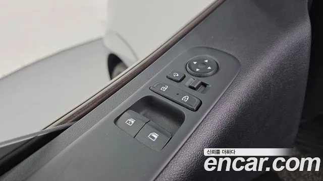 Hyundai Staria 2023 thumb 6