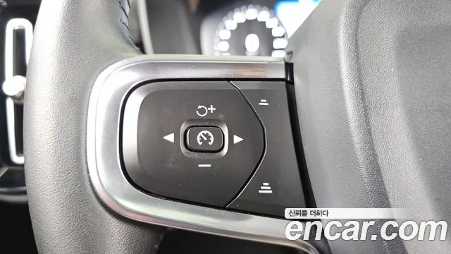 Volvo XC40 2020 thumb 3
