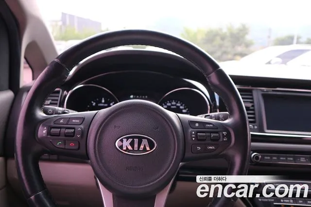 Kia Carnival 2015 thumb 2