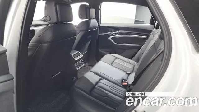 Audi e-tron 2021 thumb 8