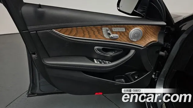 Mercedes-Benz E-Class 2020 thumb 10