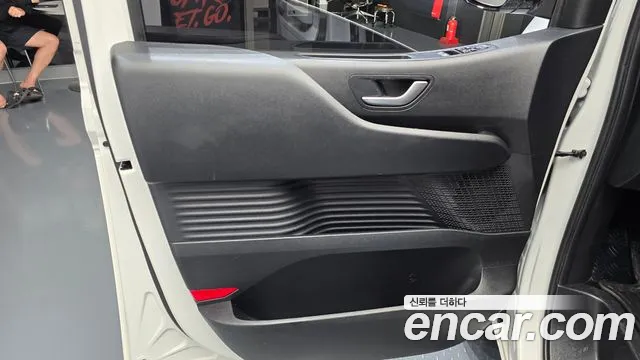 Hyundai Staria 2025 thumb 8