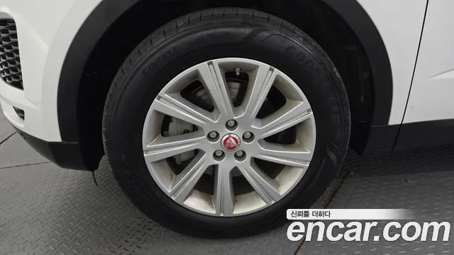 Jaguar E-Pace 2019 thumb 12