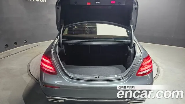 Mercedes-Benz E-Class 2020 thumb 12