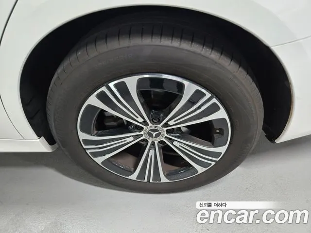 Mercedes-Benz E-Class 2025 thumb 12