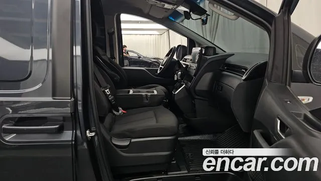 Hyundai Staria 2023 thumb 2
