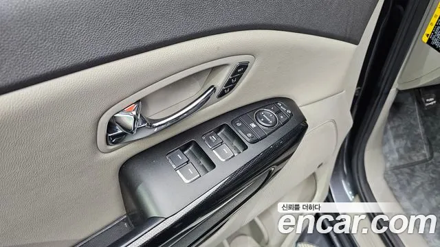 Kia Carnival 2017 thumb 10