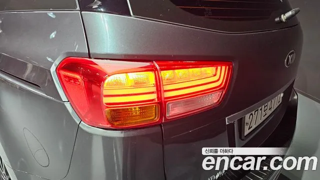 Kia Carnival 2017 thumb 4